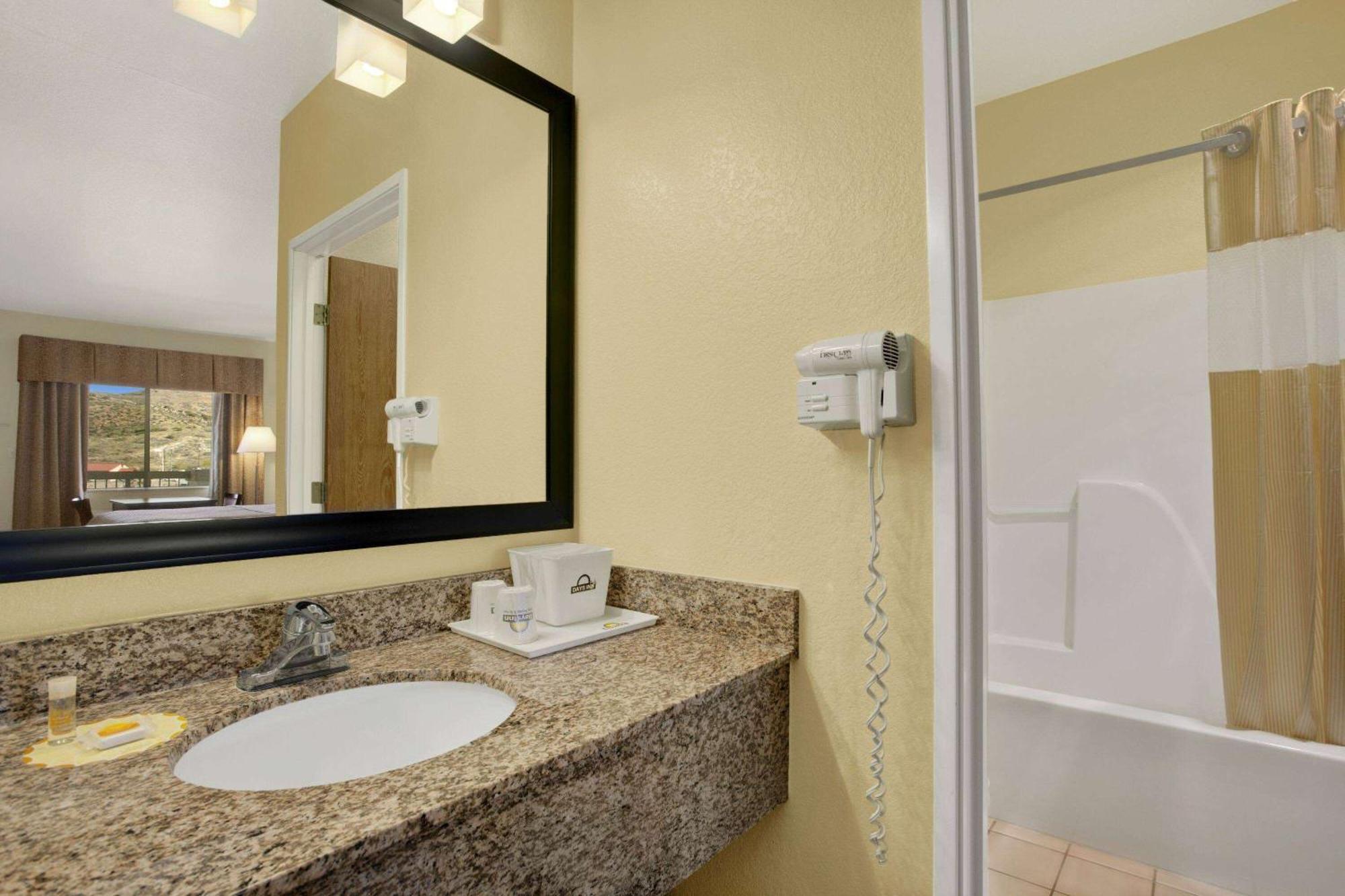Days Inn By Wyndham גלוב מראה חיצוני תמונה